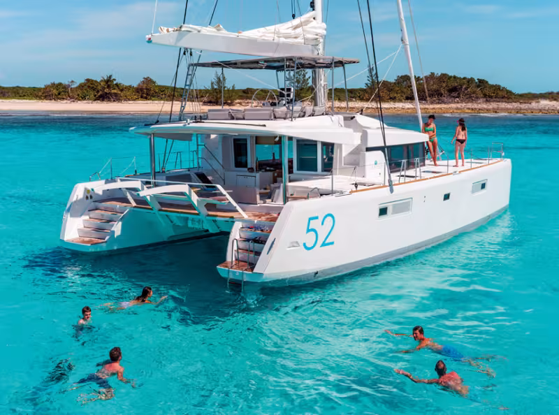 Rien de tel qu'une croisière dans un lagon paradisiaque pour créer des liens indéfectibles entre tous les membres de la famille… Vive les vacances en cata ! (photo Lagoon / N. Claris)