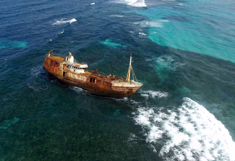 Une épave sur la barrière de corail derrière les Cayos Holandeses. Impressionnant !
