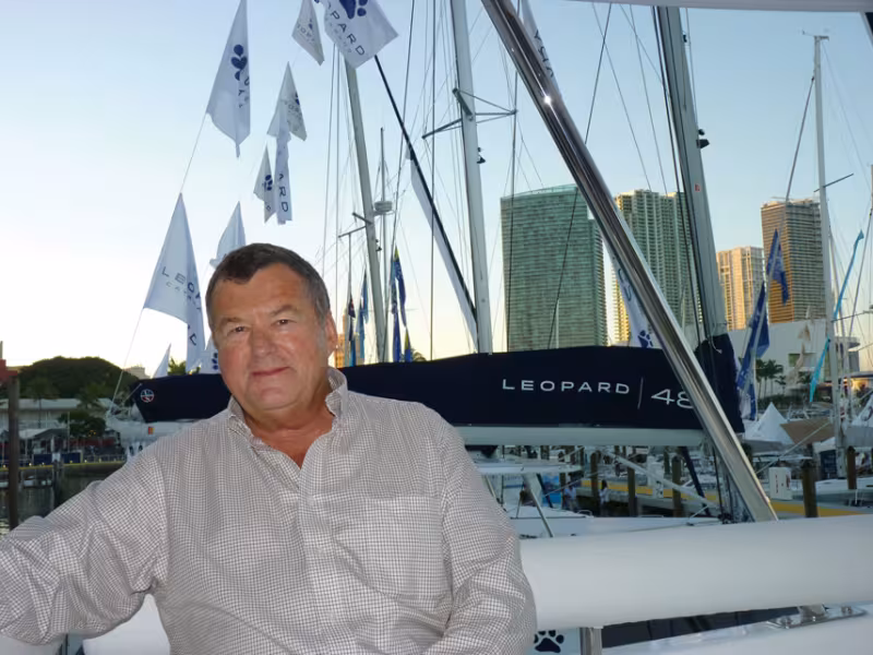 John Robertson, constructeur de bateaux et passionné de catamarans.
