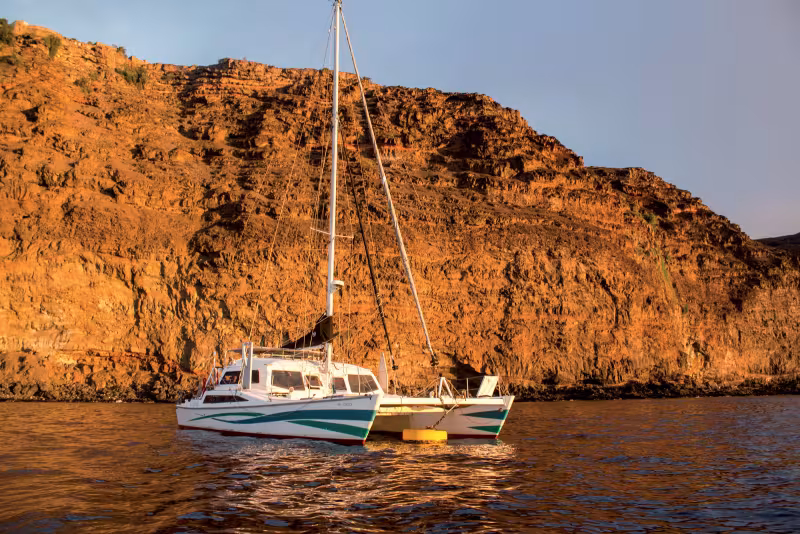 Ceilydh, notre catamaran au mouillage sous les rochers au mouillage à Sainte-Hélène.