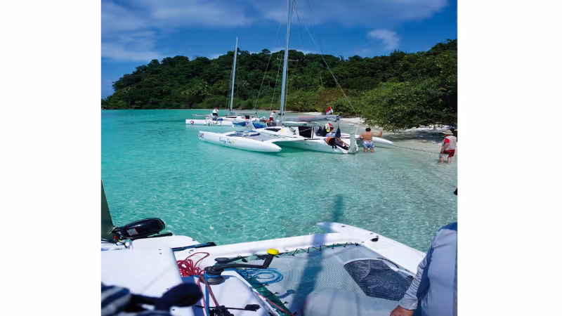 Au petit matin sur le lagon… Il est temps de réembarquer pour une belle journée de nav après avoir passé la nuit sur une plage de rêve !