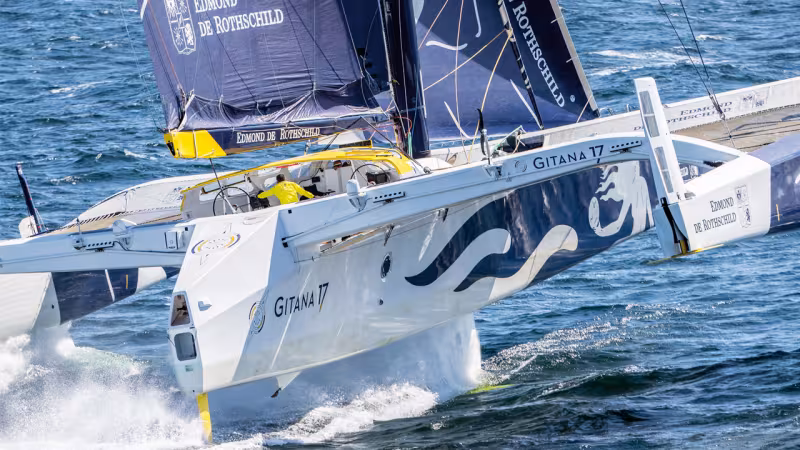 La machine volante en pleine action, notez le volet d'extrémité réglable (jaune) au bas de la dérive (équipée d'un trimmer). Les 15,5 t et les 32 x 23 m de Gitana 17 reposent sur 4 points (foil sous le vent, safran central, et bâbord et volet de d?