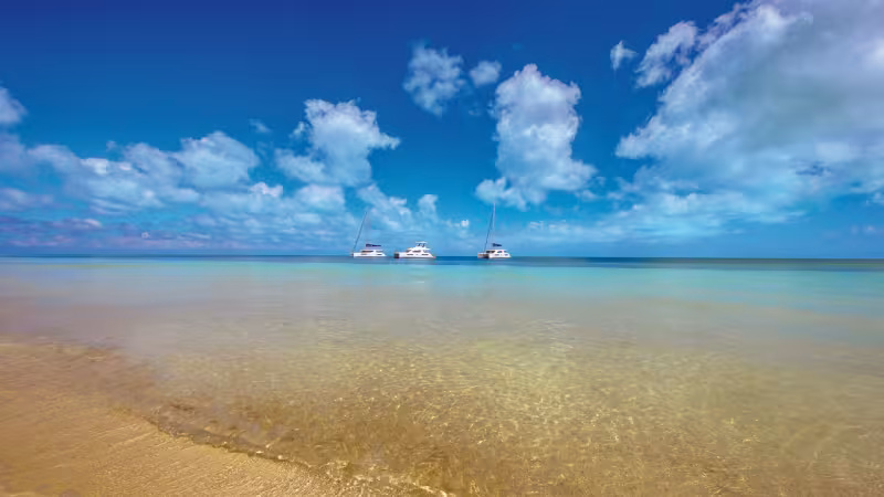 Un paysage de rêve (ici les Bahamas) et seulement trois catas au mouillage : une certaine idée du paradis sur terre (ou sur mer) ?