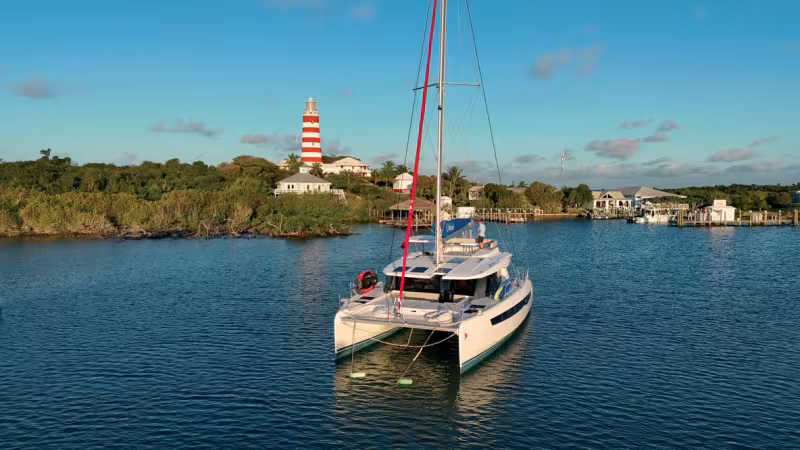 Véritable emblème des îles Abaco, le phare de Hope Town est ouvert au public. Pas de ticket :  c’est gratuit et rien ne semble avoir bougé depuis la construction de l’édifice, en 1863.