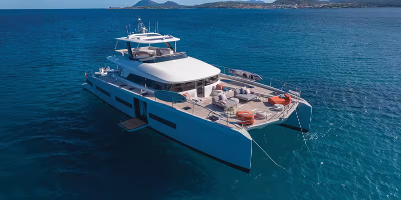 Zenit est un Lagoon Seventy 8 construit en 2024 ; ce multiyacht offre notamment de très grands espaces extérieurs.