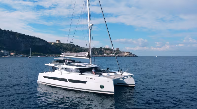 Le FP51 est le premier catamaran hybride exploité par Dream Yacht. Ce modèle démarre sa quatrième saison.